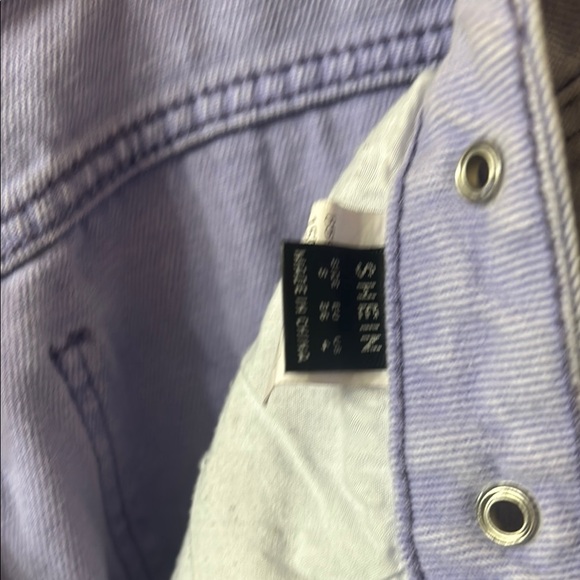 Chic Lavender Jeans with Chain Accent - Picture 4 of 4